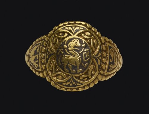 Gold finger ring that belonged to Æthelswith, Queen of Mercia and 's auntie. (Courtesy British Museum) (click image for further details))